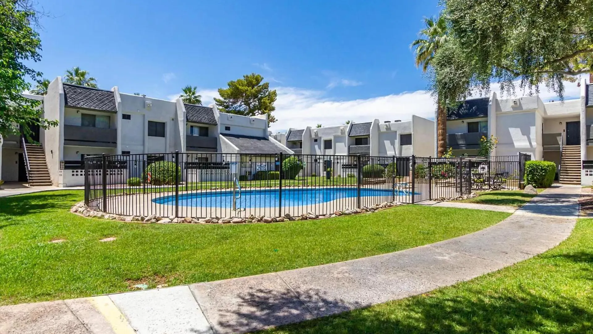 Spacious 1 Bedroom Apartment With Pool & Private Patio! Phoenix